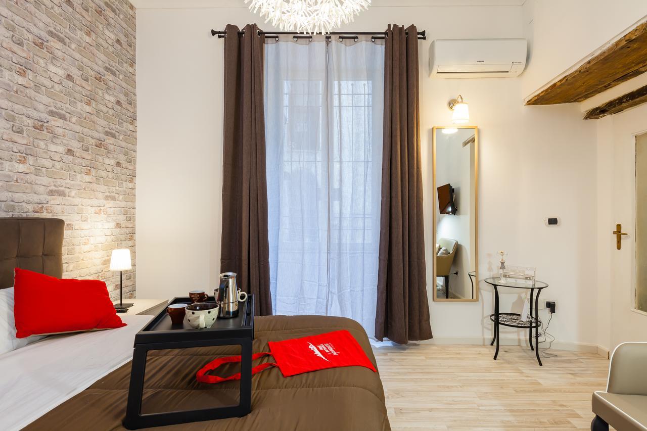 Borgo S. Antonio Abate I - Bh 89 Naples